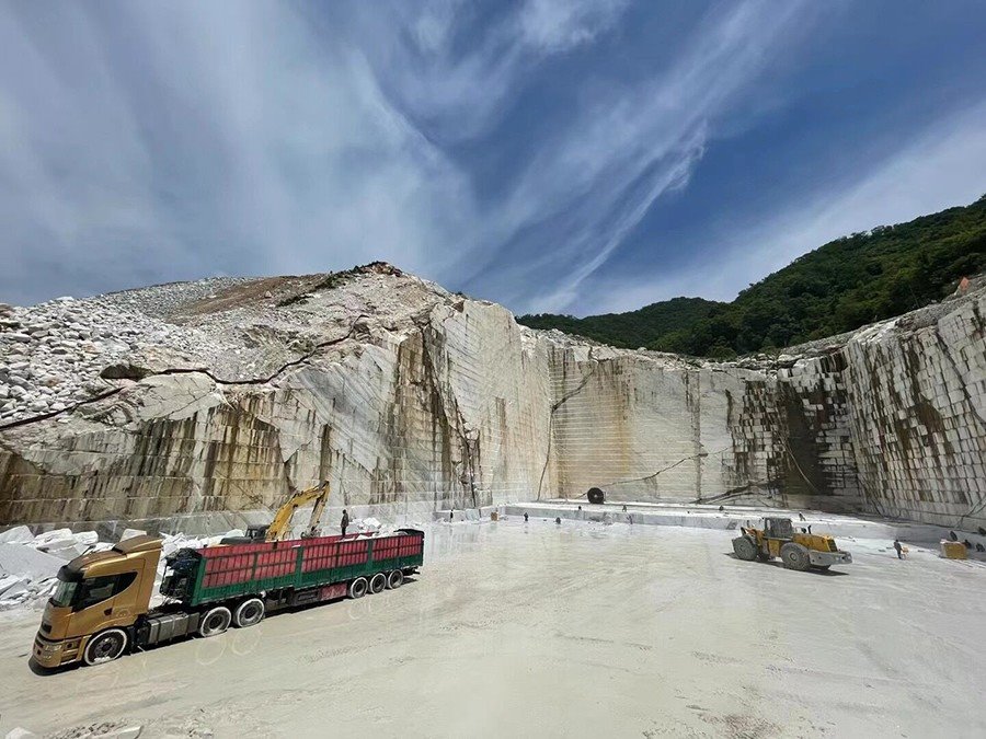 Calacatta Amber Marble Quarry.jpg